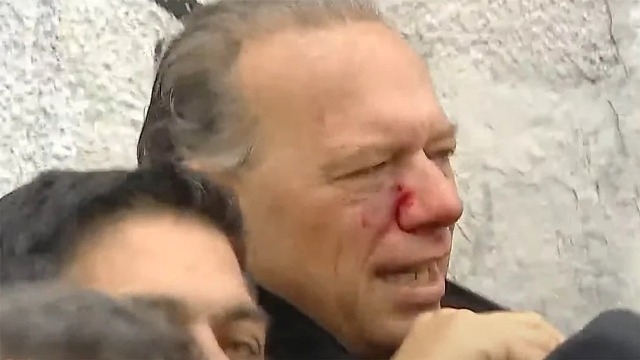 Urgente: Colectiveros rodearon y le pegaron a puño cerrado al Ministro Berni