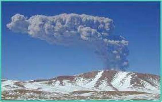 Chile sube el alerta en el volcán Láscar por el aumento de la actividad sísmica 