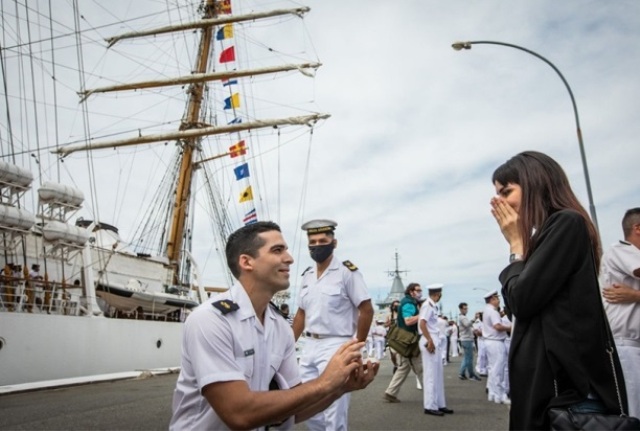 Para morir de amor: Le pidió casamiento al bajar de la Fragata Libertad a su novia