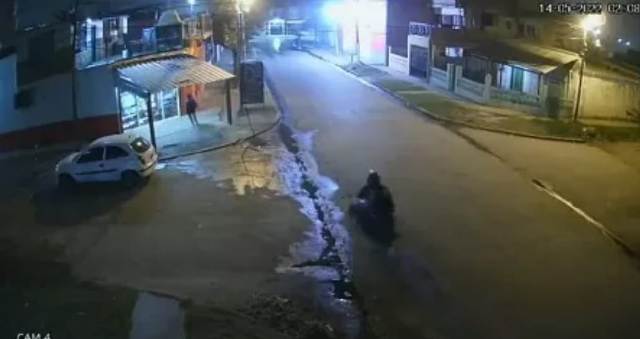 Desesperante: Se metió de cabeza en un kiosco para escapar de cuatro motochorros