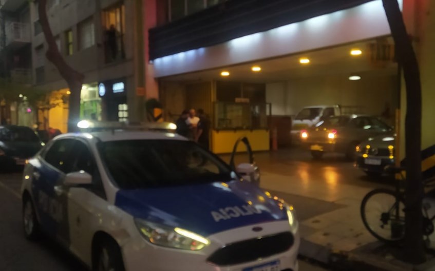 Destrozó una cochera porque le pareció cara la tarifa