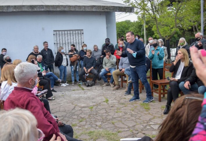 Montenegro y su gabinete se reunieron con los vecinos del barrio Punta Mogotes