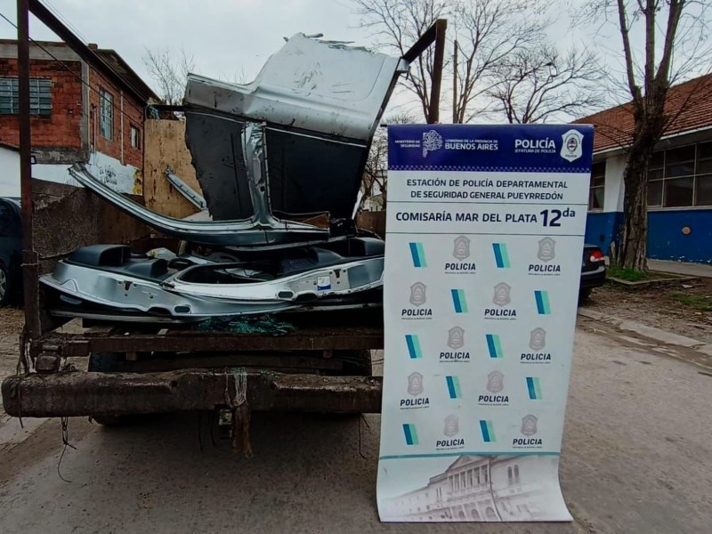 Emprendimiento familiar: dos hermanos desmantelaron una camioneta en cuestión de horas