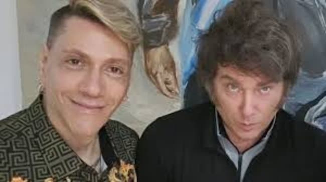 Leia Javier Milei apareció junto a su hermana Karina en un desfile de Roberto Piazza