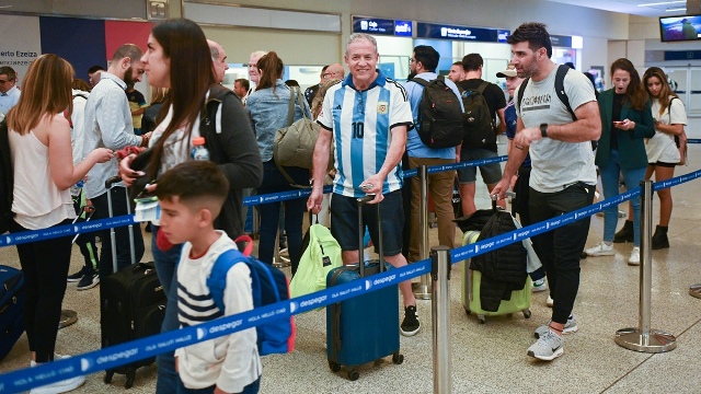 Un nuevo vuelo de Aerolíneas llevó a hinchas argentinos a Qatar desde Ezeiza