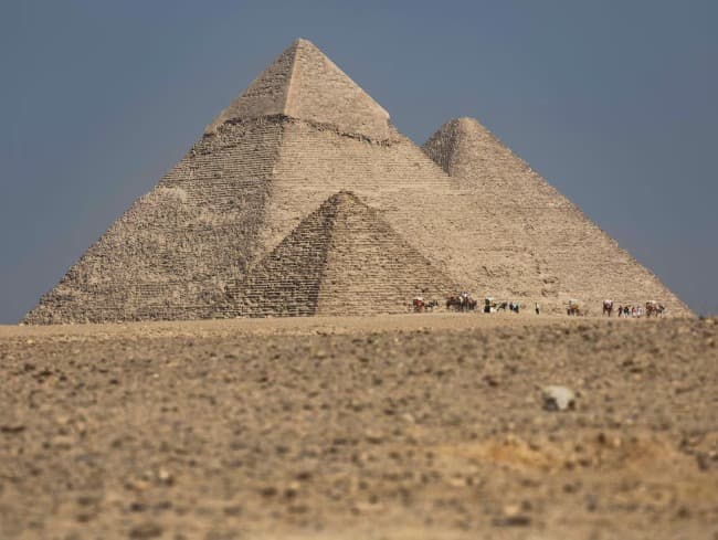Un misterioso hallazgo bajo la arena junto a las pirámides de Giza 