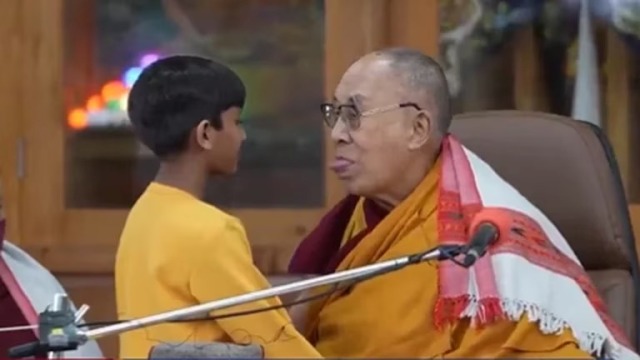 El Dalai Lama se disculpó por besar en la boca a un niño y pedirle que le «chupara la lengua»