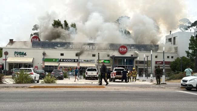 Leia Impactante incendio en un supermercado a metros de la playa de Pinamar