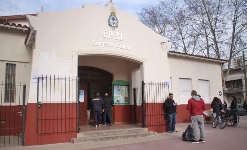 Llegó primero a votar y se masturbó en el baño: lo descubrieron y salió corriendo