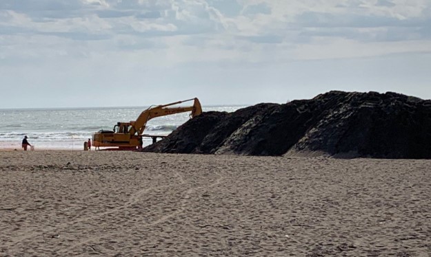 Comenzaron los trabajos de recuperación de superficie de arena en Playa Grande