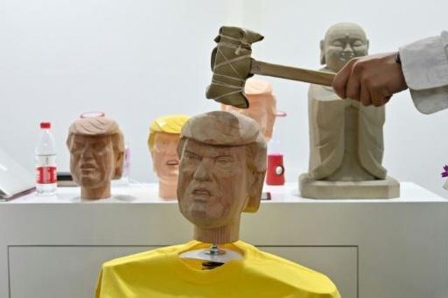 En China proponen golpear a Trump con un martillo para liberar el estrés