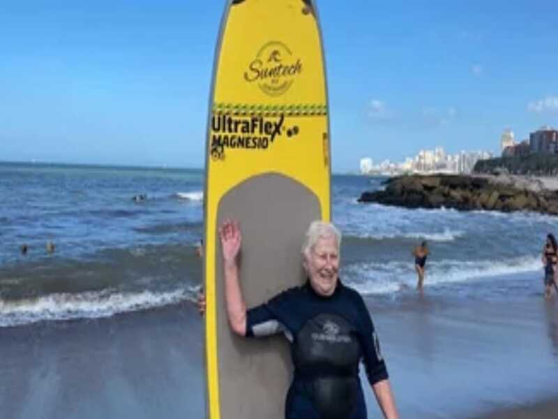 Nunca es tarde: Tiene 81 años y surfeó por primera vez