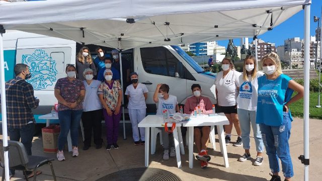 Se abrió una posta vacunatoria en la plaza España